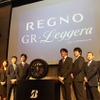 チームレグノの6名と長島淳二 消費財マーケティング本部長（左）、山口渉 タイヤ開発第5部 部長（右）