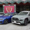 インポート・カー・オブ・ザ・イヤーのBMW 3シリーズセダン（左）と日本カー・オブ・ザ・イヤーのトヨタRAV4（右）