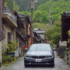 BMW 523d M Sport。静岡の旧東海道、宇津ノ谷宿にて。