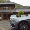 BMW 523d M Sport。静岡の旧東海道、宇津ノ谷宿にて。