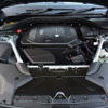 BMW 523d M Sportのエンジンルーム全景。