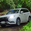 三菱アウトランダーPHEV。奥日光湯西川の山道にて。