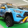 ロードハウスのデモカーとして登場したカディス エクストリームRAV4。オーバーフェンダーやルーフレールラックを備え、５インチアップのフォルムを備えたオフ志向の一台。