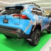 ロードハウスのデモカーとして登場したカディス エクストリームRAV4。オーバーフェンダーやルーフレールラックを備え、５インチアップのフォルムを備えたオフ志向の一台。