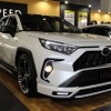 M’z SPEEDのエクスクルーシブゼウスブランドから登場したRAV4。フロント／サイド／リアのハースポイラーに加えデイライトガーニッシュなども装備する。