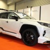 スパイシーチューンはRAV4に適合するパタパタリアバンパーガードを展示。荷物の出し入れ時にバンパーがキズ付くのを防ぐ実用アイテム。