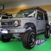 4WD PROJECTのシエラはDanGan!!レーシンググリルを装備。エアロボンネットやフロントバンパーでもイメージを一新した。