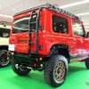 三木スズキが出展したREDジムニーはダム土星のlittleDエアロキットを用いたディフェンダー風のモディファイモデル。