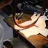 ワクイミュージアムではステアリングの革巻き工程の実演を会場で行っていた。細やかな手作業は日本人には得意とするところであり、素材の革の見立ても、オリジナルに勝るとも劣らない厳格なものだ。