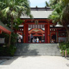青島神社。この奥に亜熱帯性の植物が生い茂った場所があり、そこにも古い祠が。万葉の時代から浜でタカラガイを探し、自分の思いと共に神に捧げるという奉納が行われていた。