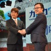 握手を交わす、川上氏と坪田氏