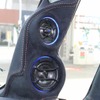Aピラーにツイーター、ミッドレンジの2ウェイを埋め込みビルトイン。無理の無いデザインでデザイン性を高めている。
