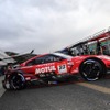 ”箱車”の国内最高峰の選手権「SUPER GT」の現場でも、レイズのホイールは多くのレーシングチームに採用されている（23号車：MOTUL AUTECH GT-R）