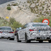 BMW M3セダン（奥）＆M4クーペ（手前）新型プロトタイプ（スクープ写真）