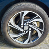 タイヤは165/55R15サイズのごく一般的なブリヂストン「エコピアEP150」。軽サイズの55タイヤはクッション圧が薄く、乗り心地はネガティブ。