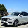 ボルボ XC90 B5 モメンタムのフロントビュー。プレミアムラージSUVとしては最も実用寄りのデザインを持つ。