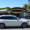 ボルボ XC90 B5 モメンタムのサイドビュー。3列シートSUVは3列目が狭いケースが多いが、XC90は大人でも一応きちんと座れるだけのスペースが確保されていた。