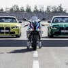 BMW M3コンペティション（左）と M 1000 RR（中央）、M4コンペティション（左）