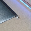ラゲッジ細部には手の込んだカスタムが施される。パワーアンプの回りはパネルの切り欠き処理を実施、外周にはイルミ処理を施す。