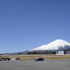 広い駐車場を使ってのパイロンスラローム走行