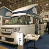 フロントに回転シートを備えたN-BOX Camper Neo（ホワイトハウス）。キャビンをいっぱいに使った広いベッド面も魅力のモデル。