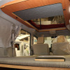 ココワゴン（フィールドライフ）は手軽なバンコンにポップアップルーフを備え室内高を稼ぐ。シンプルなベッドは展開面積も広い。