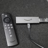 amazon Fire TV Stickを車内で利用しているオーナー。サイバーナビの通信を利用して多彩なコンテンツを視聴できる。