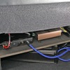 助手席のシート下にはラックを組んで上下二段にユニットをインストールする。下段にはARCオーディオのパワーアンプを設置。
