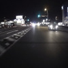 夜間走行で陰影の強い道路でも一定以上にクルマが近づくとナンバーまでハッキリと録画されている
