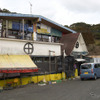 鹿児島・隼人の海沿いにあるドライブイン、戦史館。かつて鹿児島市の繁華街で軍国酒場という名物酒場を営んでいた老夫婦が経営しているのだが、最近はクローズが続いている。