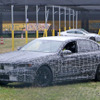 BMW 5シリーズ 次期型プロトタイプ。ボディサイドには「ハイブリッドテスト車」の文字が（スクープ写真）