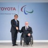 トヨタ自動車 豊田章男社長（左）とIPC フィリップ・クライヴァン会長