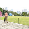 東京ミッドタウン横の公園の雰囲気を楽しむ