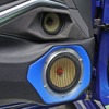 ボディ色と同色のブルーでコーディネートされたミッドバスのバッフル。上には純正位置を加工して取り付けたミッドレンジが見える。