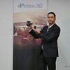 カーメイトの徳田勝社長と新製品の360度ドライブレコーダー「DC4000R」