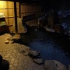 薄明の坂巻温泉の露天風呂。幹線道路沿いではあるが、秘境、秘湯のたぐいである。