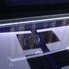 アンプラックのベースパネルにはブルー系の処理を施す。周囲には間接照明を施してモスコニのZERO4を美しく照らし出す。