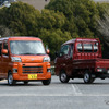 ダイハツ ハイゼットカーゴ 新型（左）とハイゼットトラックジャンボ 改良新型（右）