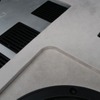 オーディオボードのパネル面はホワイトの人工スエードを使う。落ち着いたパネルデザインがユニットを引き立てている。
