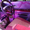 シートカバーにもピンク系の素材を採用、ドアのピンク＆パープルとのコーディネートもピタリと決まる。