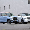 三菱 eKクロスEV（左）とアウトランダー PHEV（右）