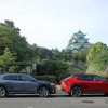 スバル ソルテラ（左）とトヨタ bZ4X（右）。後ろに見えるのは名古屋城