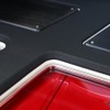 アクリル、アルミ、ホワイトレザー、ブラックレザーと積層したフロアパネル。奥行きと立体感を感じさせる処理だ。