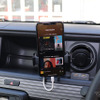 車内でスマートフォンが「ソースユニット」として使われている一例。