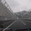 雨粒がある状態でも車両や標識はピンボケせずに捉えている