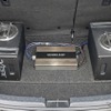 2台の既製品のウーファーボックスをステレオでシステムという独特な低音再生のユニット構成を採用する。