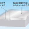 厚めに硬化するトップコートが小キズを更に目立たなくして効果も約6ヶ月持続