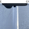 油膜がついたガラスの半面をC176で施工後、シャワーの水をかけて10秒後の比較。C176施工面は、油膜が取れて親水状態に