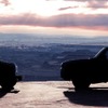 トヨタの新型SUVのティザー写真（左はランドクルーザー40）