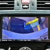 リアに取り付けたマルチVIEWカメラで「トップビュー」を表示した例。バンパー真下の障害物をこのように表示、駐車スペースの停止位置などを確認できる。